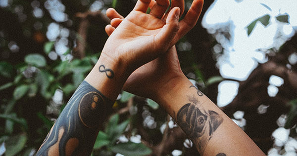 tatto-mains